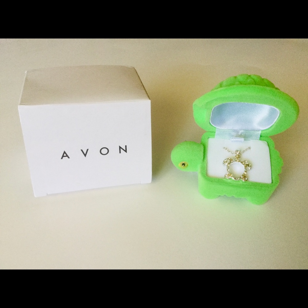 ⭐️ NEW “AVON” CHILD’S SEA TURTLE NECKLACE ⭐️